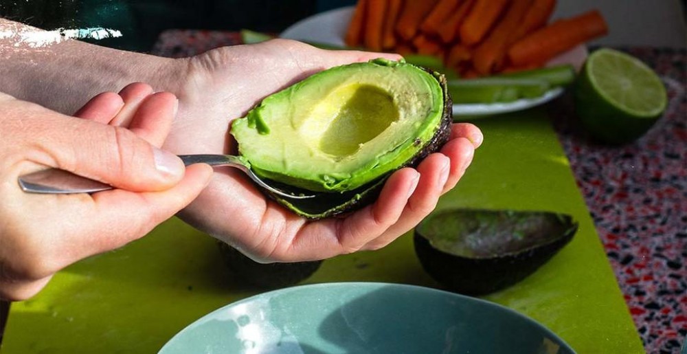 De ce să nu arunci cojile de avocado. 3 moduri nebănuite în care le poți utiliza